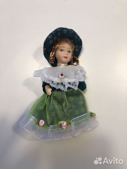 Кукла фарфоровая