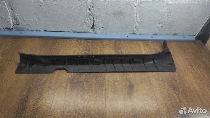 Накладка на порог салона передняя правая Nissan