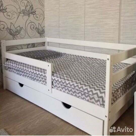 Кроватка детская софа из массива с бортиком