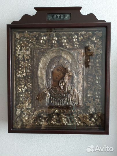 Икона в киоте Богородица Казанская