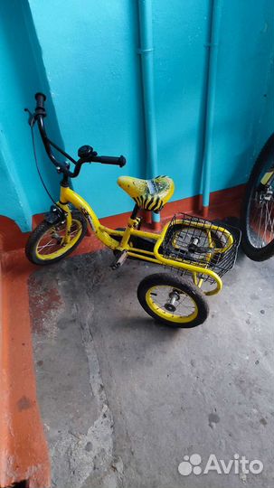 Трехколесный велосипед и самокат