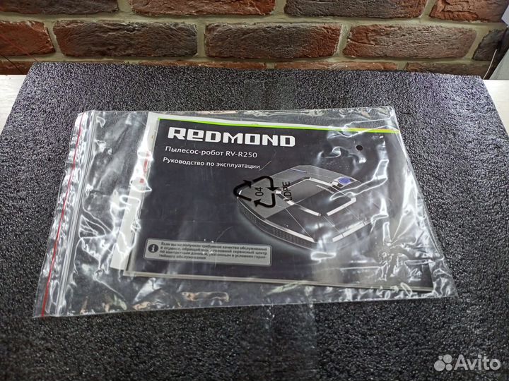 Робот-пылесос redmond RV-R250, черный