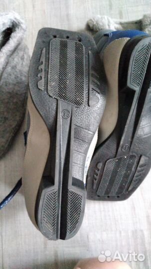 Лыжные ботинки и лыжи