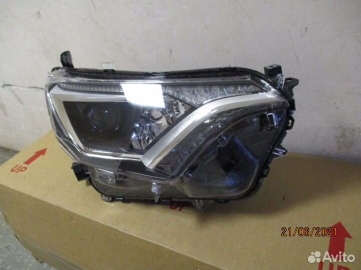 Фара правая Toyota RAV4