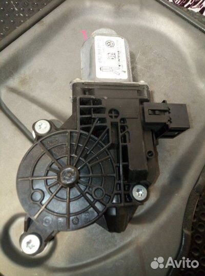 Стеклоподъемник задний левый Skoda Fabia 2011