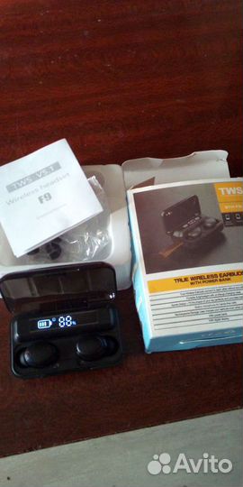 Беспроводные наушники F9 с зарядкой