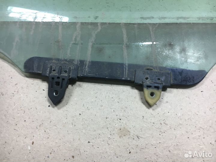 Стекло двери Nissan Navara D40