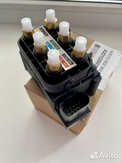 Блок клапанов пневмоподвески для Mercedes C218