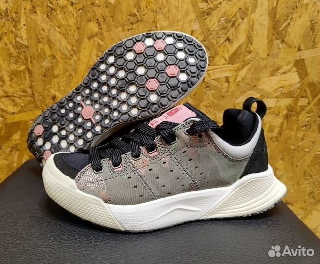 Кроссовки Deckers X Lab