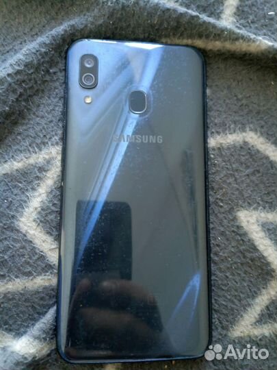 Телефон Samsung A30