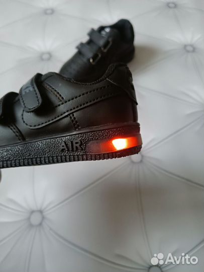 Кроссовки детские новые nike 22,24