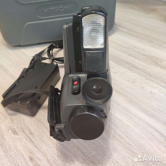 Видеокамера из 1990-х Hitachi VHS