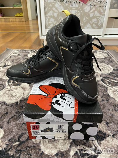 Кроссовки женские