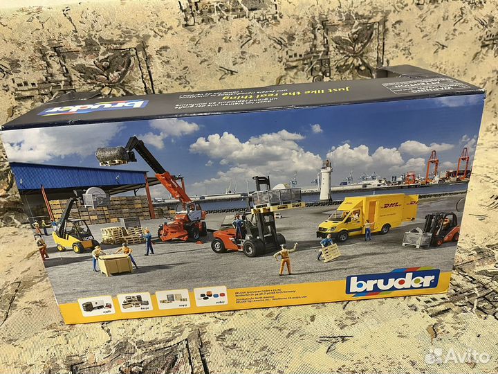 Погрузчик Bruder Linde HT160 с 3 паллетами