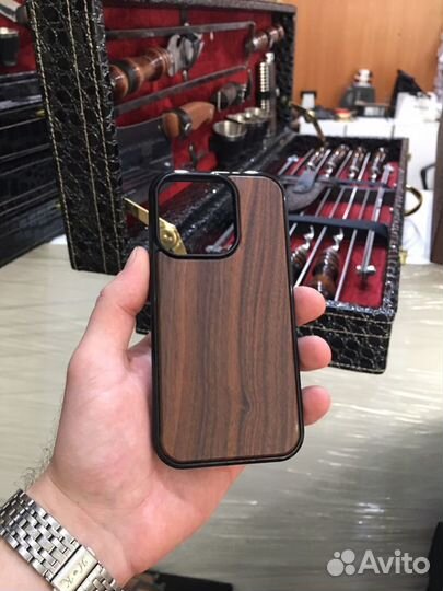 Деревянный чехол на iPhone