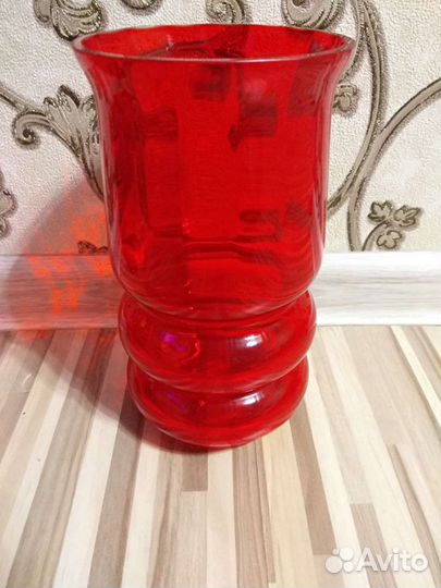 Ваза из рубинового стекла ручной работы