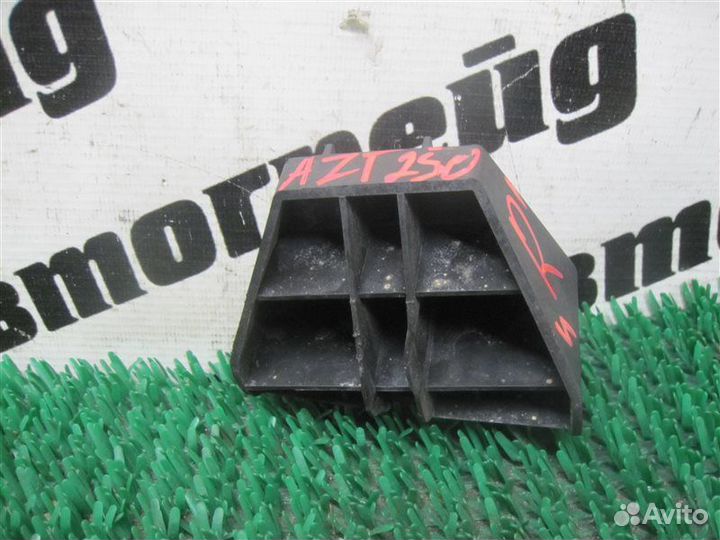 Крепление бампера заднее правое Toyota Avensis