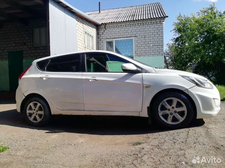 Hyundai Solaris 1.4 МТ, 2013, битый, 170 000 км