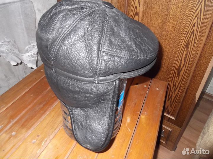 Мужская кепка и кожаная