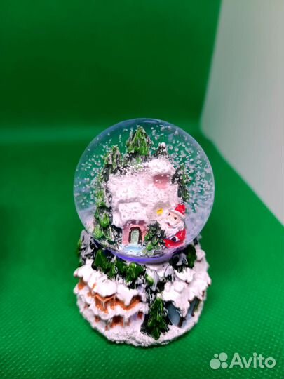 Новогодний шар со снегом