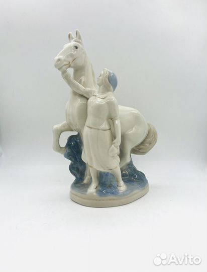 Статуэтка Колхозница с конем Гжель Бессарабова
