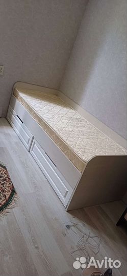 Кровать односпальная с ящиками и матрасом