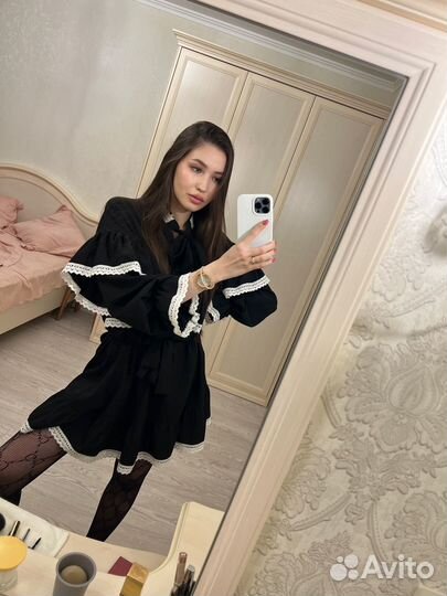 Платье с кружевом и рюшами