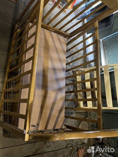 Детская кроватка с маятником и ящиком