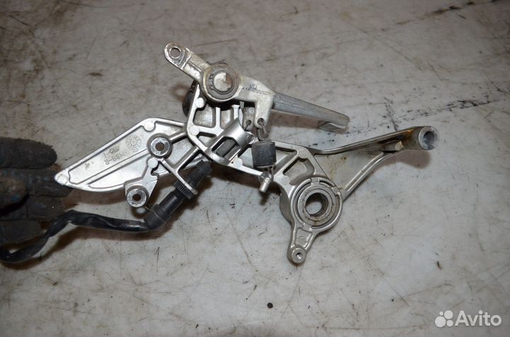 Кронштейн водительский правый VFR 800 F RC46 1998