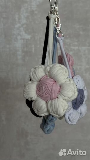 Вязаный брелок цветок