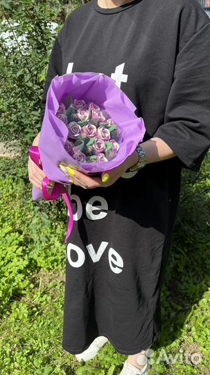 Букет из шоколадных роз,малинок,ежевик и лстиков