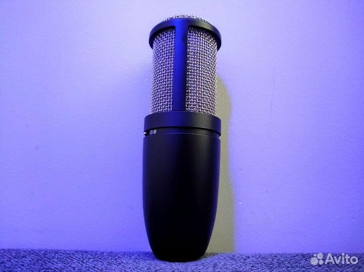 AKG P220