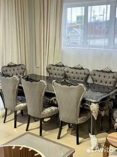 Стол и стулья