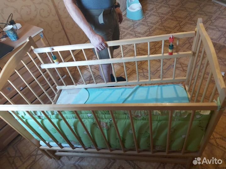 Детская кроватка с маятником