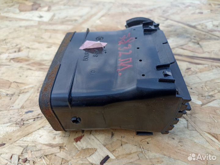 Дефлектор воздушный передний левый Toyota Avensis