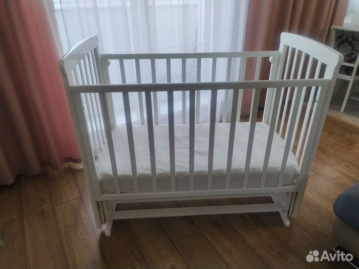 Детская кроватка с маятником