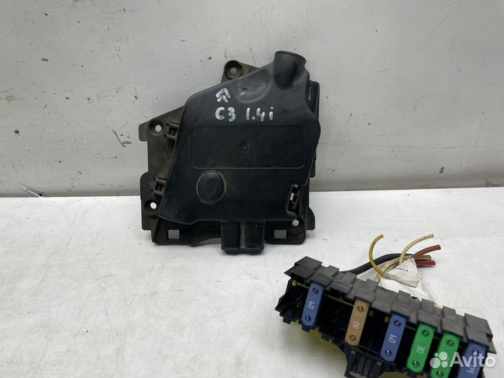 Блок предохранителей / аккумулятора Citroen C3 Pic