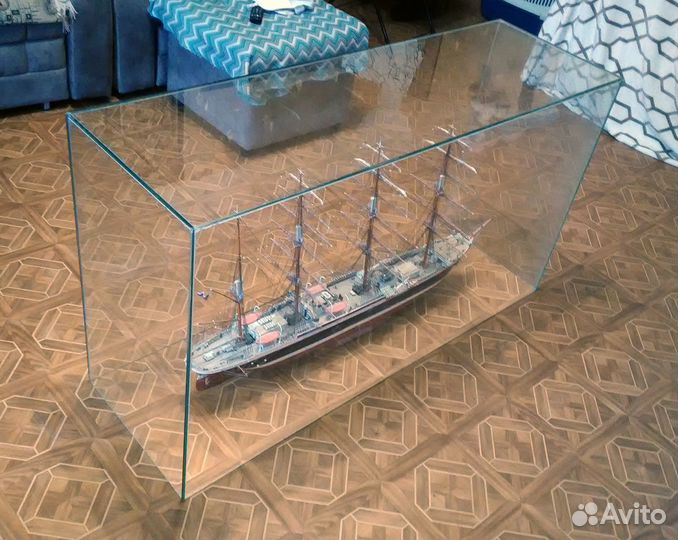 Стеклянный короб-витрина