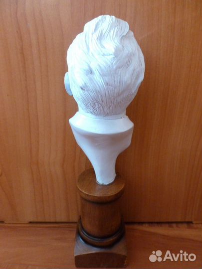 Калашников М.Т., бюст, полистоун
