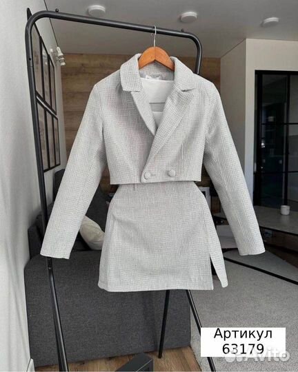 Костюм с юбкой