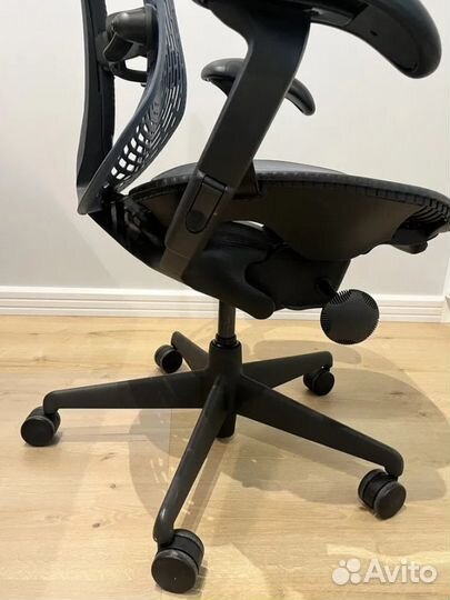 Компьютерное кресло Herman Miller Mirra 1