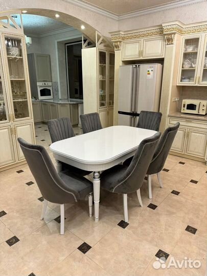 Стол и стулья