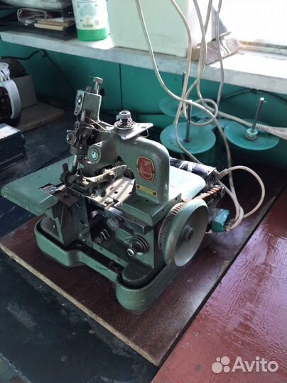 Оверлок швейной машины