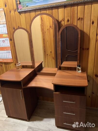 Трюмо с зеркалом