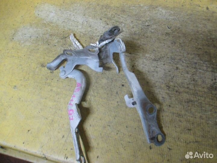 Крепление капота на Toyota Corolla Spacio AE111N
