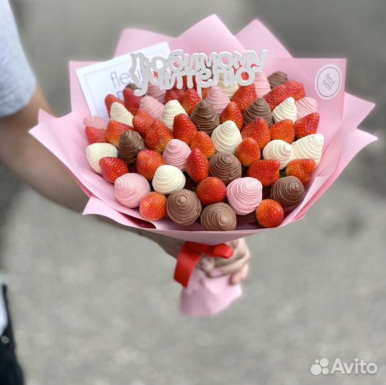 Сладкий букет из клубники в шоколаде