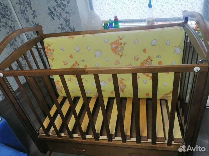 Детская кроватка с маятником и ящиком