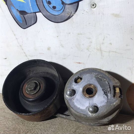 Ролик-натяжитель ремня грм Land Rover Discovery I