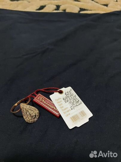 Золотое кольцо с бриллиантом