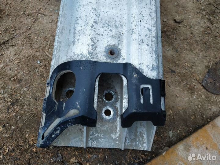 Усилитель бампера задний Toyota Camry 40